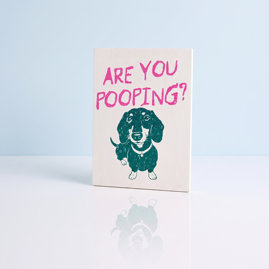 Houten teckel print Are You Pooping met groene illustratie en roze tekst
