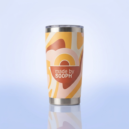 Gepersonaliseerde geïsoleerde tumbler 20oz met geel abstract patroon en logo Made by Sooph – voorbeeld van custom tumbler met eigen ontwerp