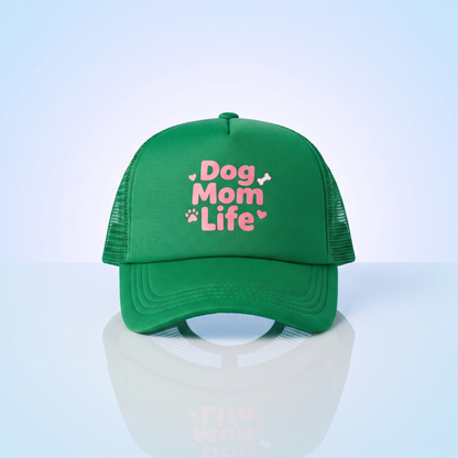 Groene trucker cap 'Dog Mom Life' op blauwe studio-achtergrond voor hondenmama's