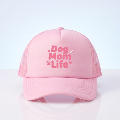 Roze trucker cap 'Dog Mom Life' op blauwe studio-achtergrond voor hondenmama's