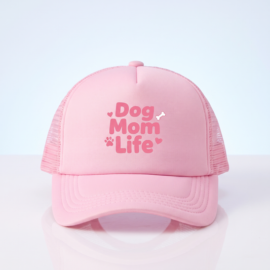 Roze trucker cap 'Dog Mom Life' op blauwe studio-achtergrond voor hondenmama's