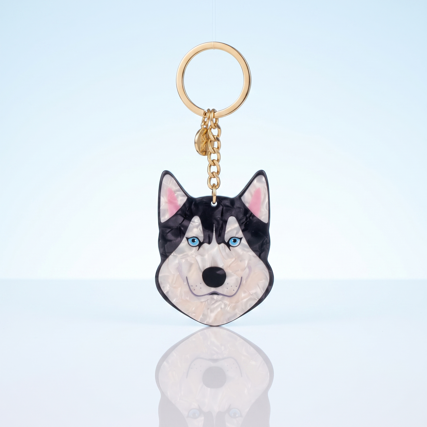 Acryl sleutelhanger husky op blauwe studio-achtergrond