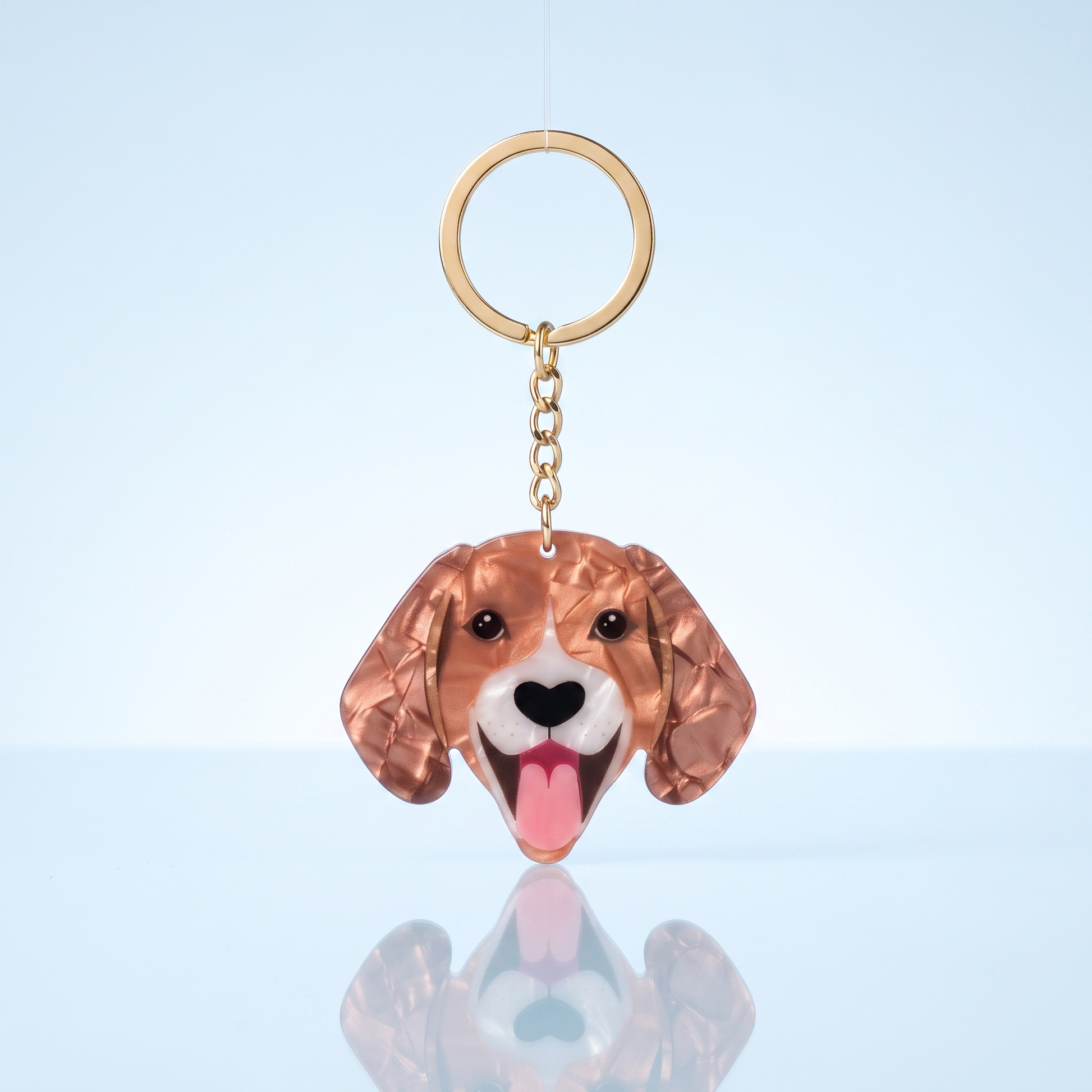 Acryl sleutelhanger beagle op blauwe studio-achtergrond