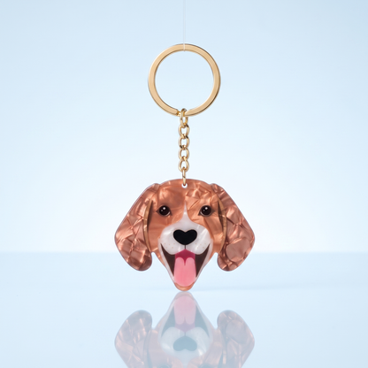 Acryl sleutelhanger beagle op blauwe studio-achtergrond