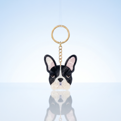 Acryl sleutelhanger Franse bulldog op blauwe studio-achtergrond