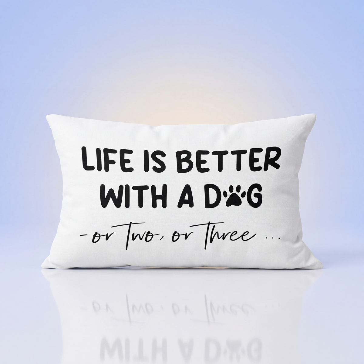Wit sierkussen met tekst Life is better with a dog en pootafdruk, inclusief kussen