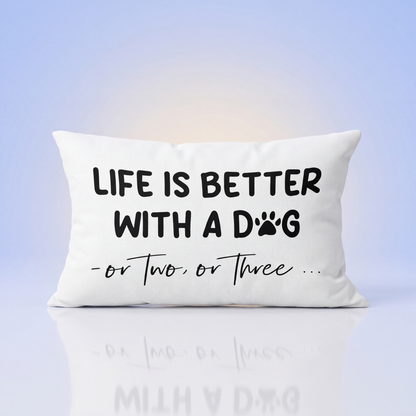 Wit sierkussen met tekst Life is better with a dog en pootafdruk, inclusief kussen