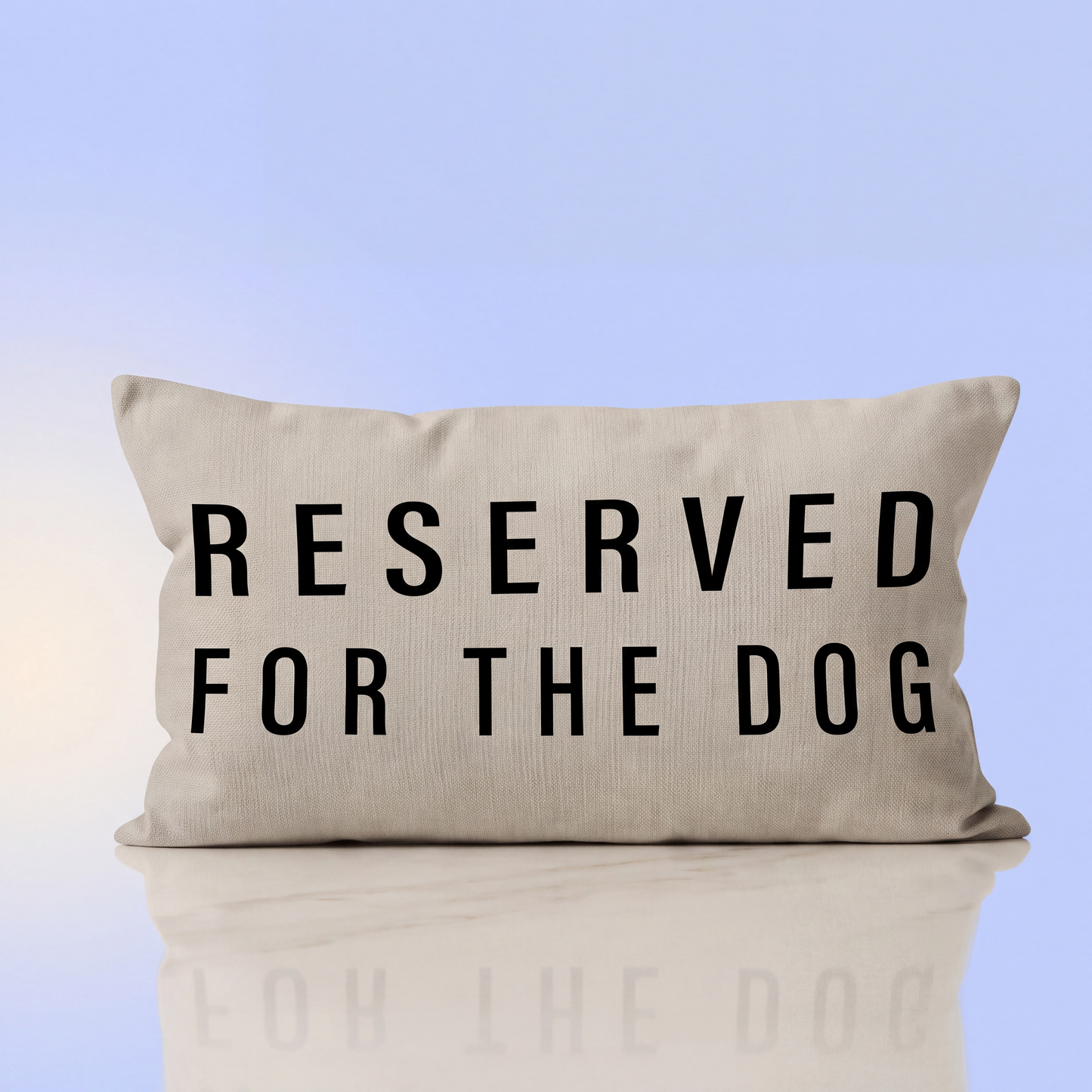 Zandkleurig sierkussen met tekst Reserved for the dog als cadeau voor hondenbaasjes