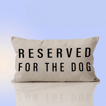 Zandkleurig sierkussen met tekst Reserved for the dog als cadeau voor hondenbaasjes