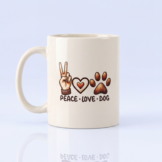 Crèmekleurige mok met peaceteken, hart en pootafdruk en de tekst Peace Love Dog