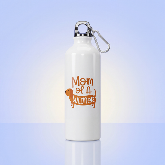 Witte aluminium drinkfles Mom of a Weiner met de oranje teckel als banner, 500 ml