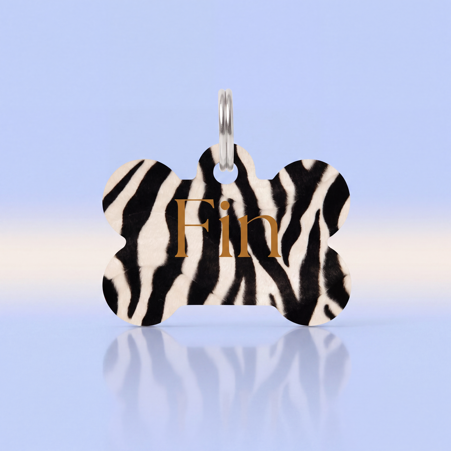 Gepersonaliseerde hondenpenning in zebraprint met naam Fin, botvormig MDF naamplaatje