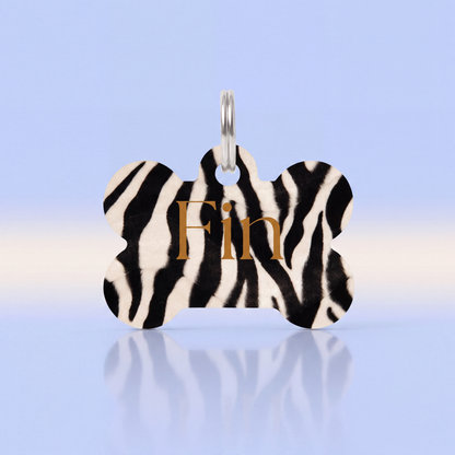 Gepersonaliseerde hondenpenning in zebraprint met naam Fin, botvormig MDF naamplaatje