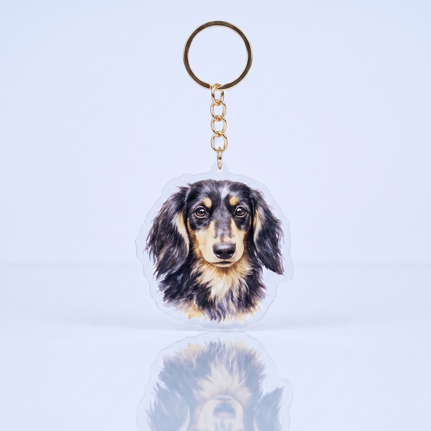 Acrylic sleutelhanger met langharige black en tan teckelkop in aquarelstijl