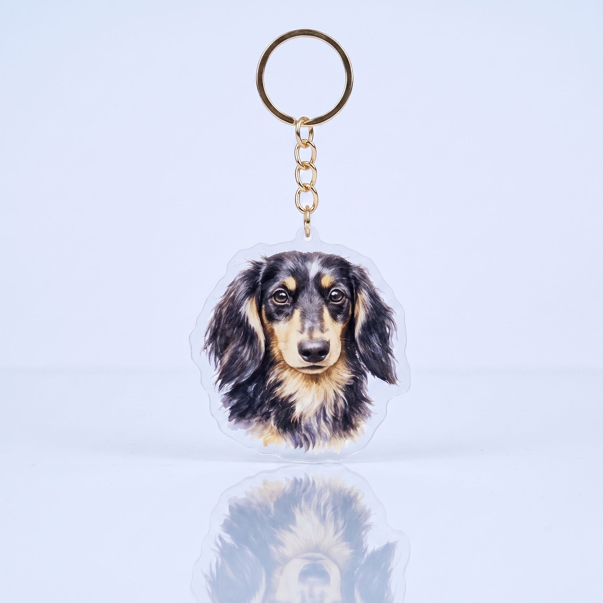 Acrylic sleutelhanger met langharige black en tan teckelkop in aquarelstijl