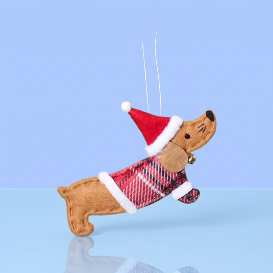 Vilten teckel kerstornament met kerstmuts en rood kerstjasje, cadeau voor teckelliefhebbers