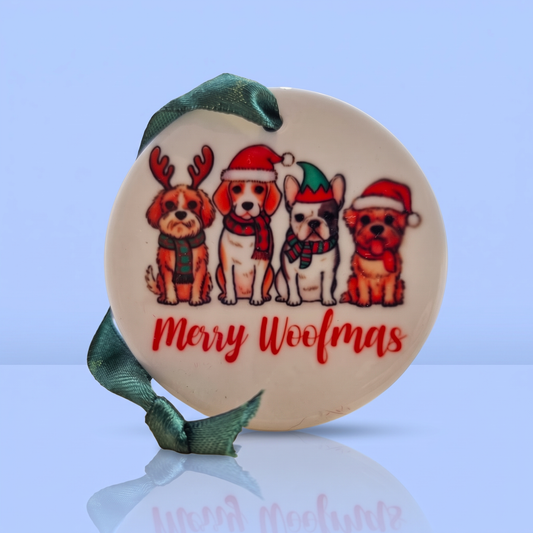 Keramisch kerstornament Merry Woofmas met honden in kerstoutfit, voor hondenliefhebbers