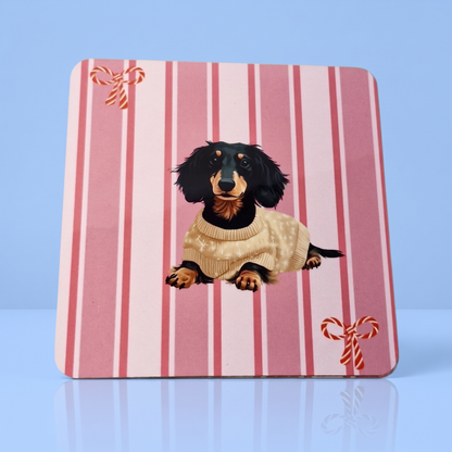 Roze gestreepte kerstonderzetter met black and tan teckel in beige kersttrui