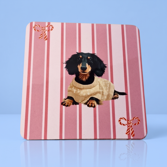 Roze gestreepte kerstonderzetter met black and tan teckel in beige kersttrui