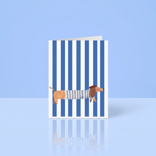 Wenskaart La Saucisse Parisienne met blauw gestreepte teckel, A6 voor teckelliefhebbers