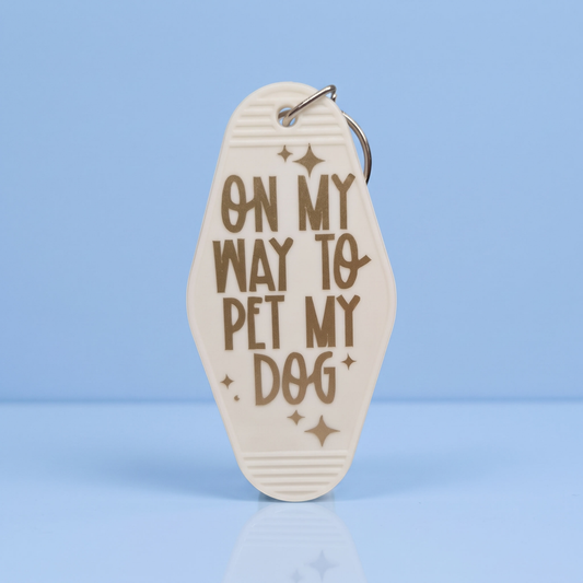Witte motel sleutelhanger On my way to pet my dog, cadeau voor hondenliefhebbers