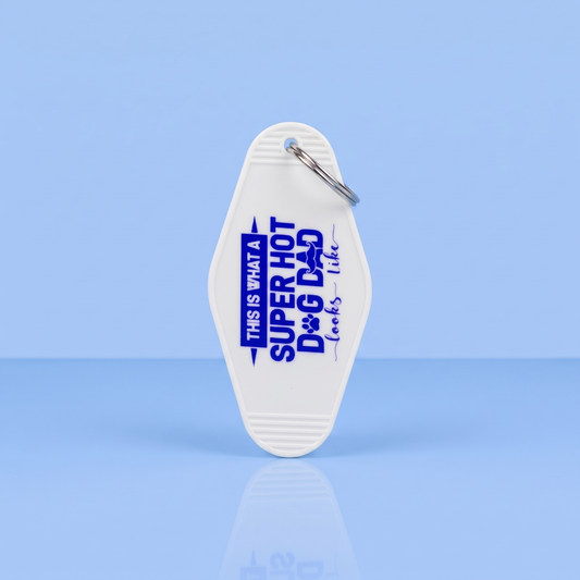 Witte motel sleutelhanger Super Hot Dog Dad met blauwe tekst, cadeau voor dog dads