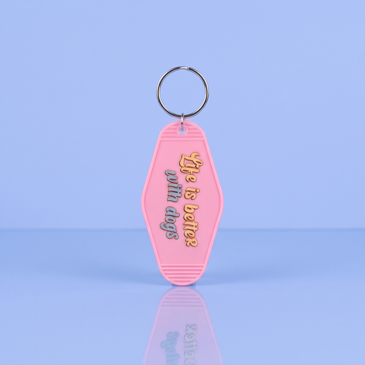 Roze motel sleutelhanger Life is better with dogs, cadeau voor hondenliefhebbers