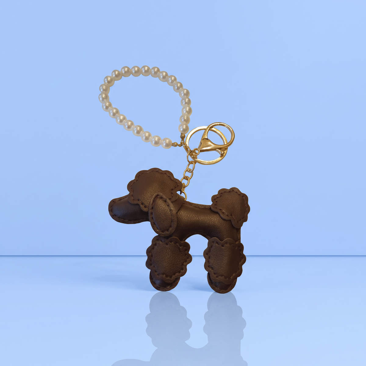 Chocoladebruine poedel tassenhanger met parelketting in kunstleer, cadeau voor poedelliefhebbers