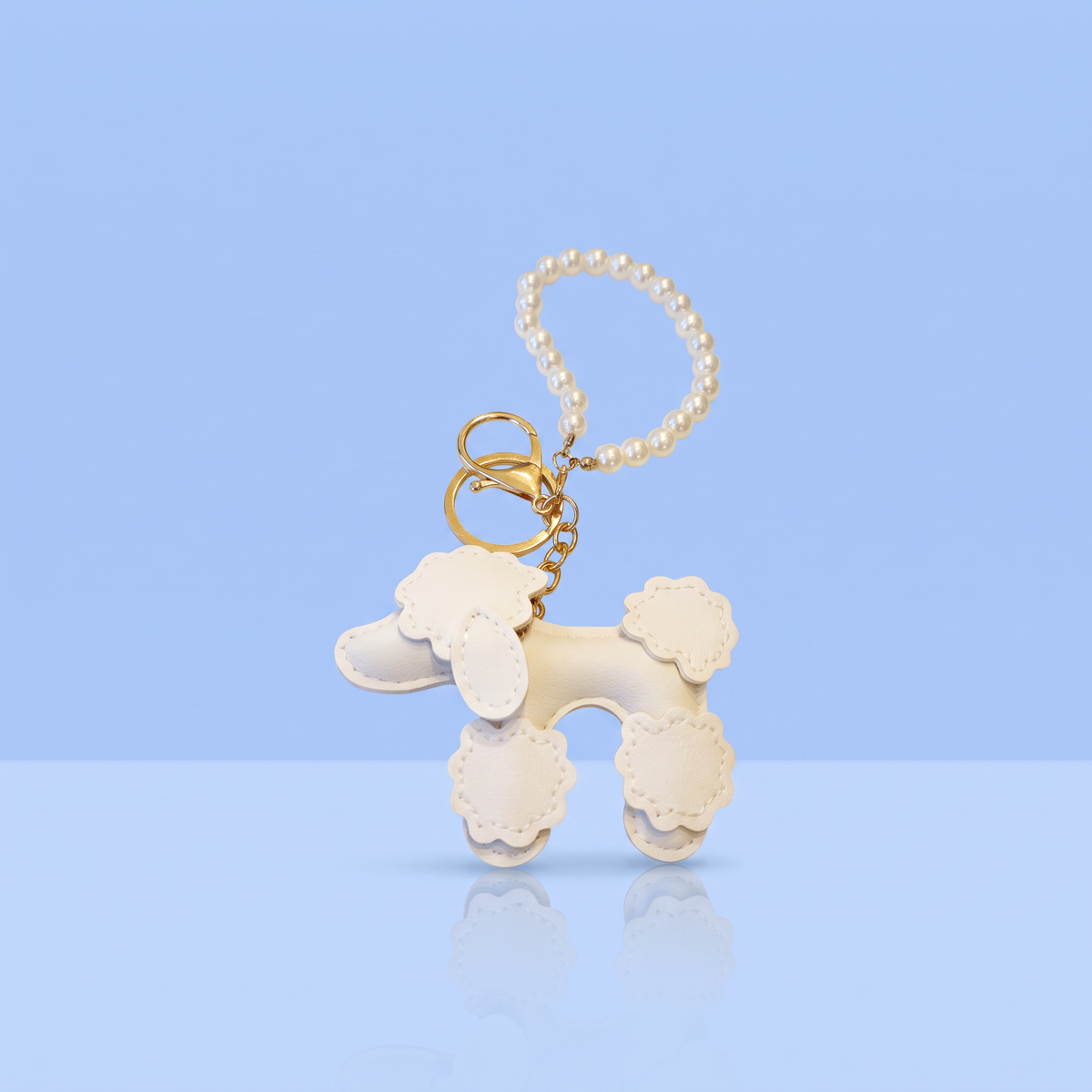 Witte poedel tassenhanger met parelketting in kunstleer, cadeau voor poedelliefhebbers