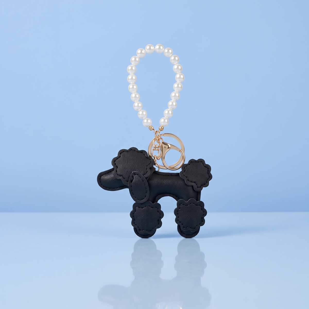 Zwarte poedel tassenhanger met parelketting in kunstleer, cadeau voor poedelliefhebbers