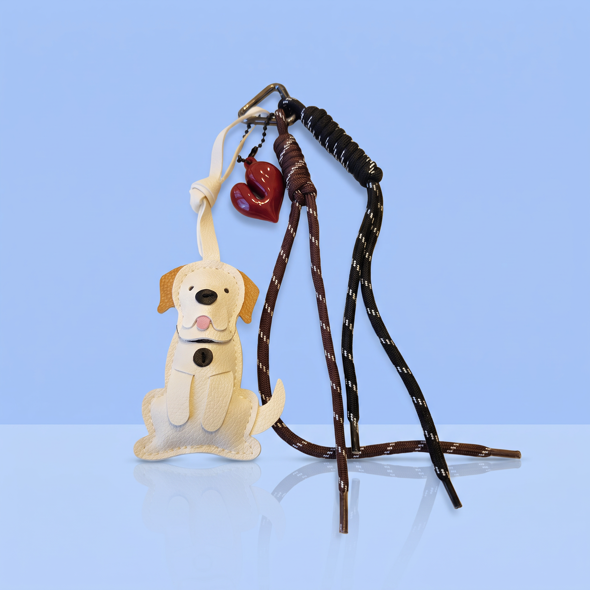Witte labrador tassenhanger met rood hartje en gevlochten koorden, cadeau voor labradorbaasjes