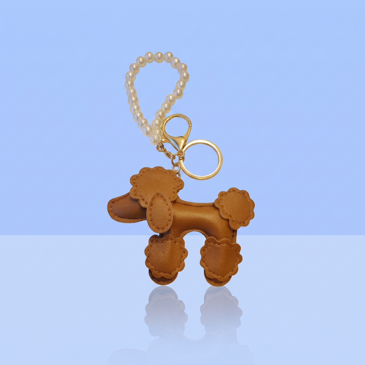 Bruine poedel tassenhanger met parelketting in kunstleer, cadeau voor poedelliefhebbers
