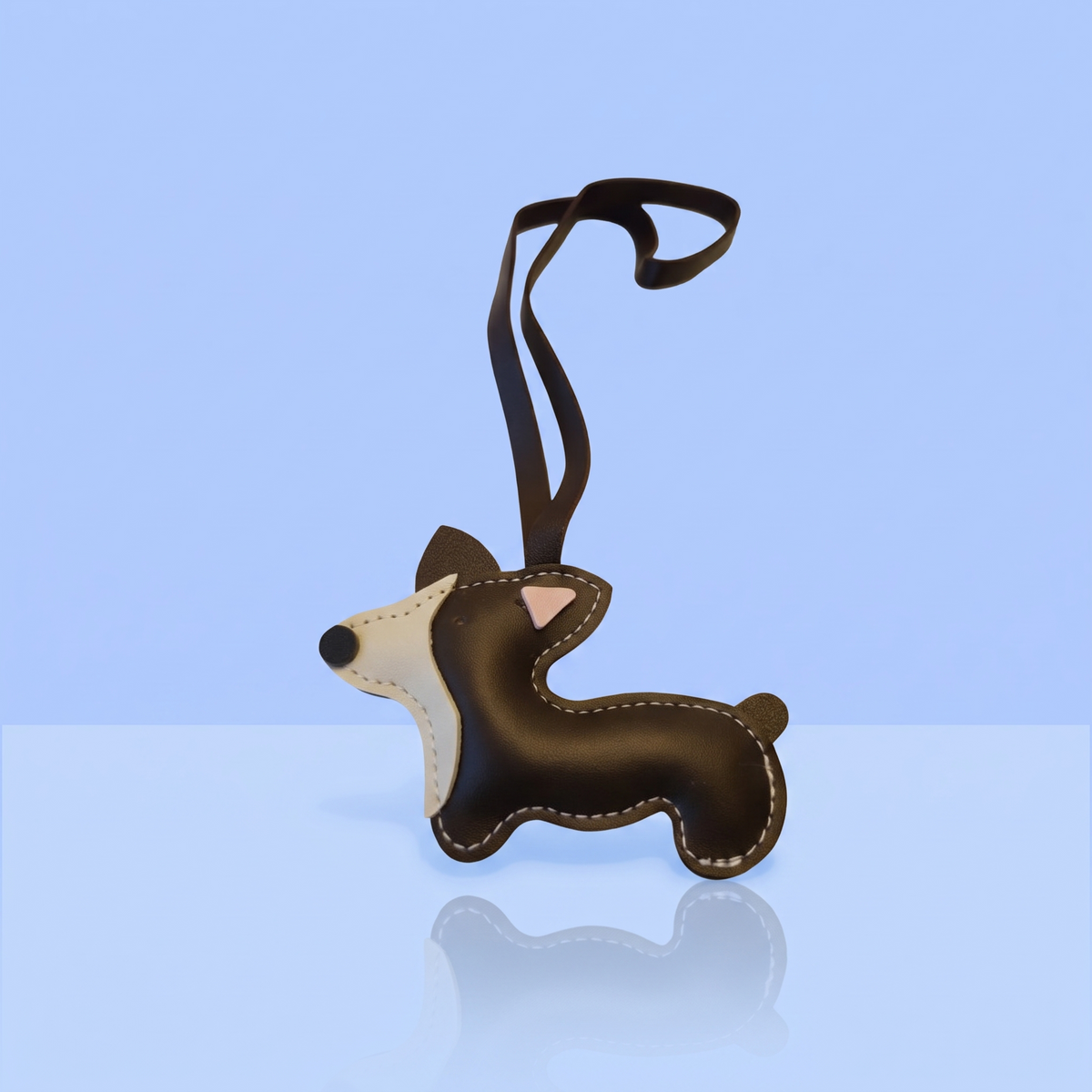 Koffiebruine corgi tassenhanger met wit snuitje in kunstleer, cadeau voor corgibaasjes