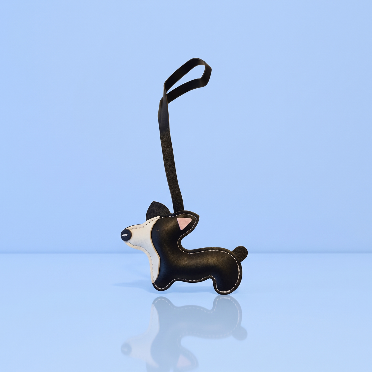 Zwarte corgi tassenhanger met wit snuitje in kunstleer, cadeau voor corgibaasjes