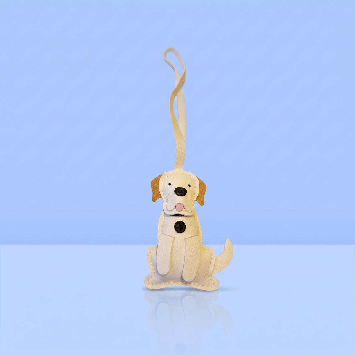 Witte zittende labrador tassenhanger in kunstleer met roze tongetje, cadeau voor hondenliefhebbers