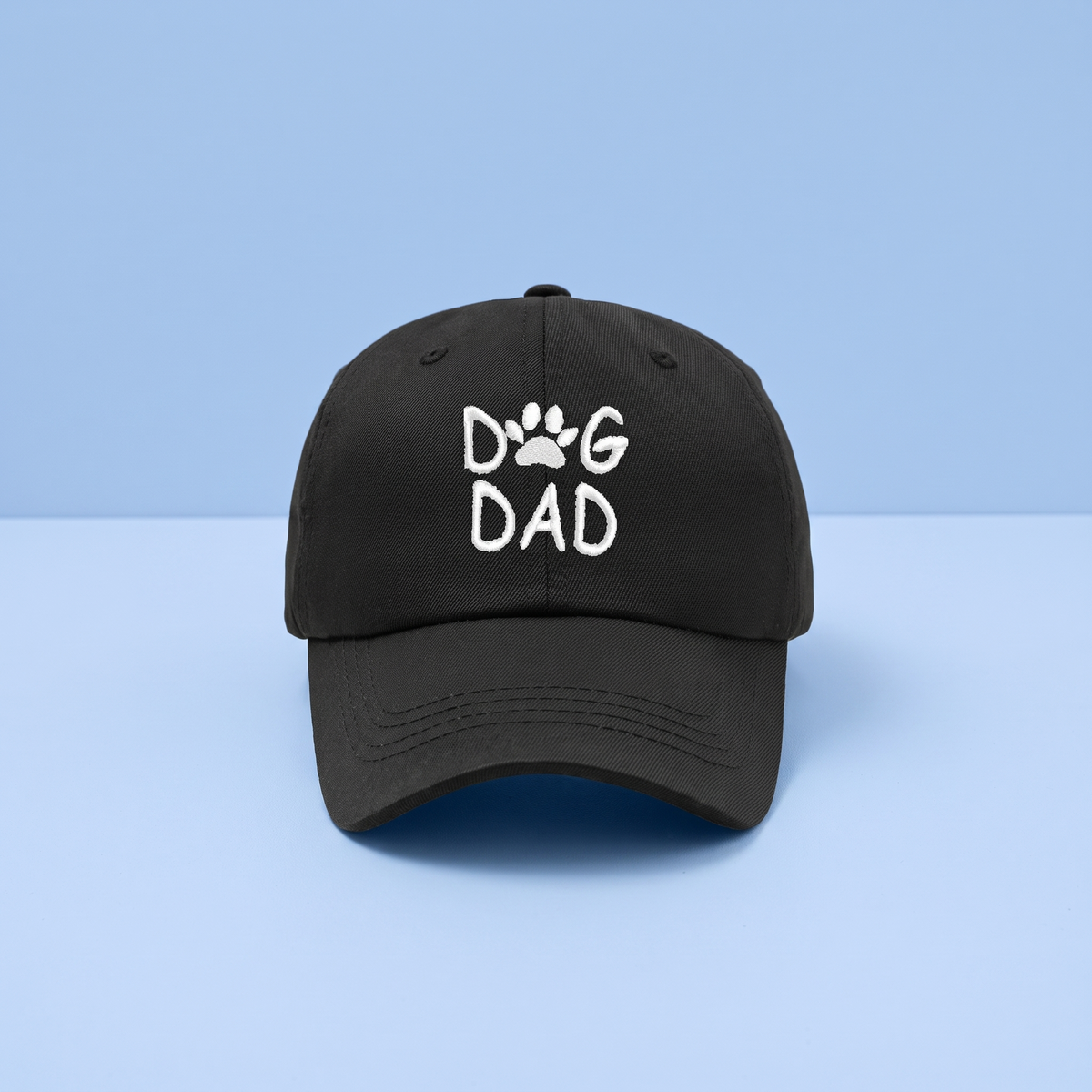 Zwarte pet met witte geborduurde tekst Dog Dad en pootje, cadeau voor hondenpapa's