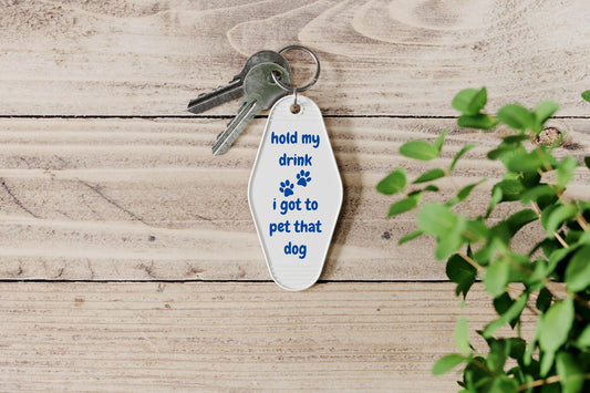 Motelsleutelhanger "Hold my drink, I got to pet that dog" - ideaal cadeau voor hondenliefhebbers