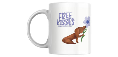 Mok met lila tekst “free kisses may contain slobber” met een bruine teckel op die een lila bloem vast heeft