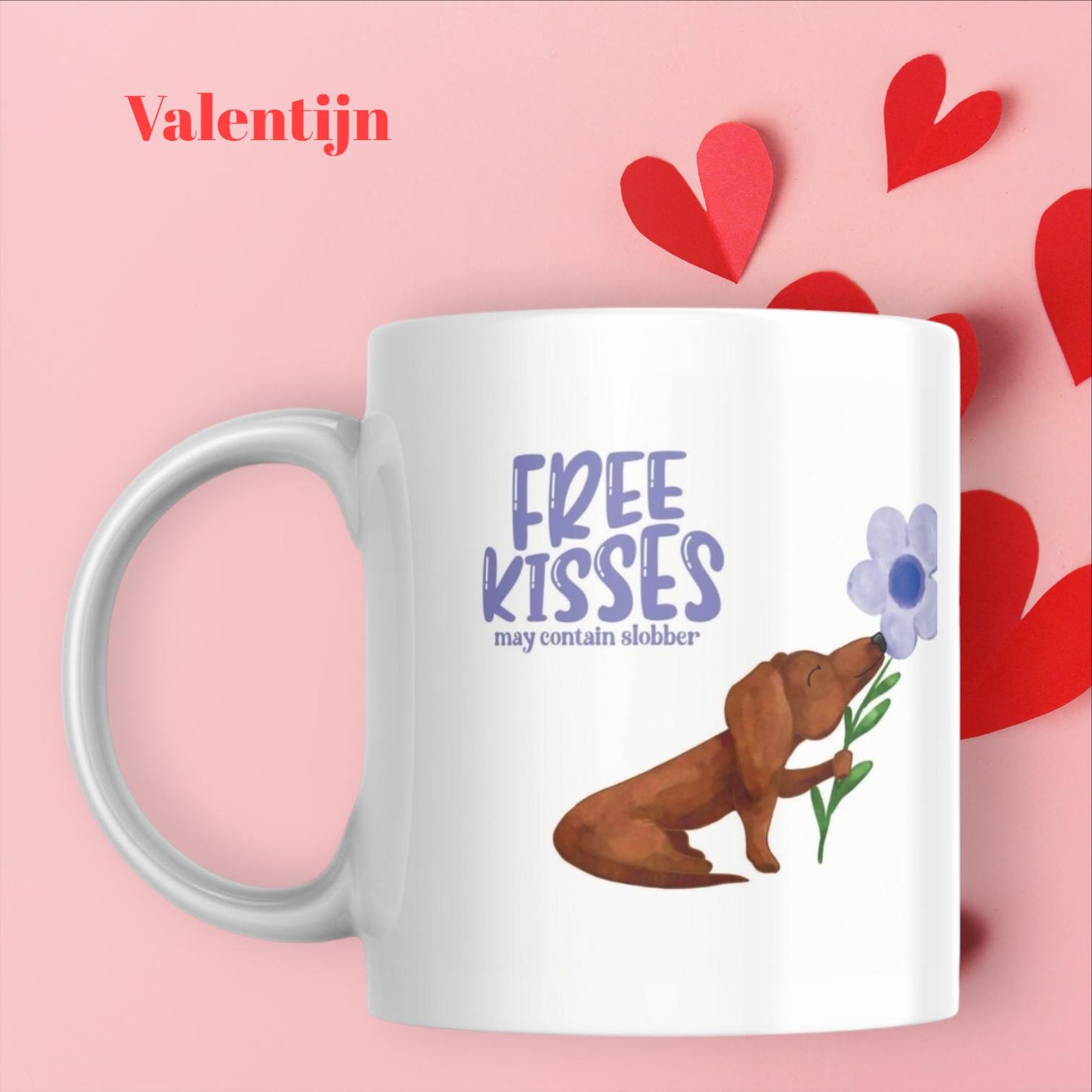 Mok met lila tekst “free kisses may contain slobber” met een bruine teckel op die een lila bloem vast heeft