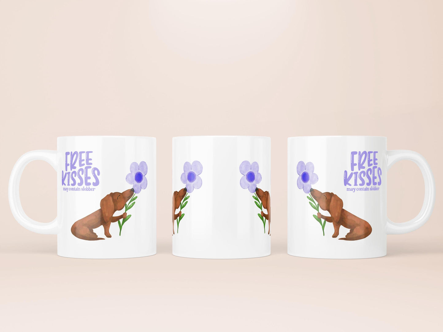 Mok met lila tekst “free kisses may contain slobber” met een bruine teckel op die een lila bloem vast heeft