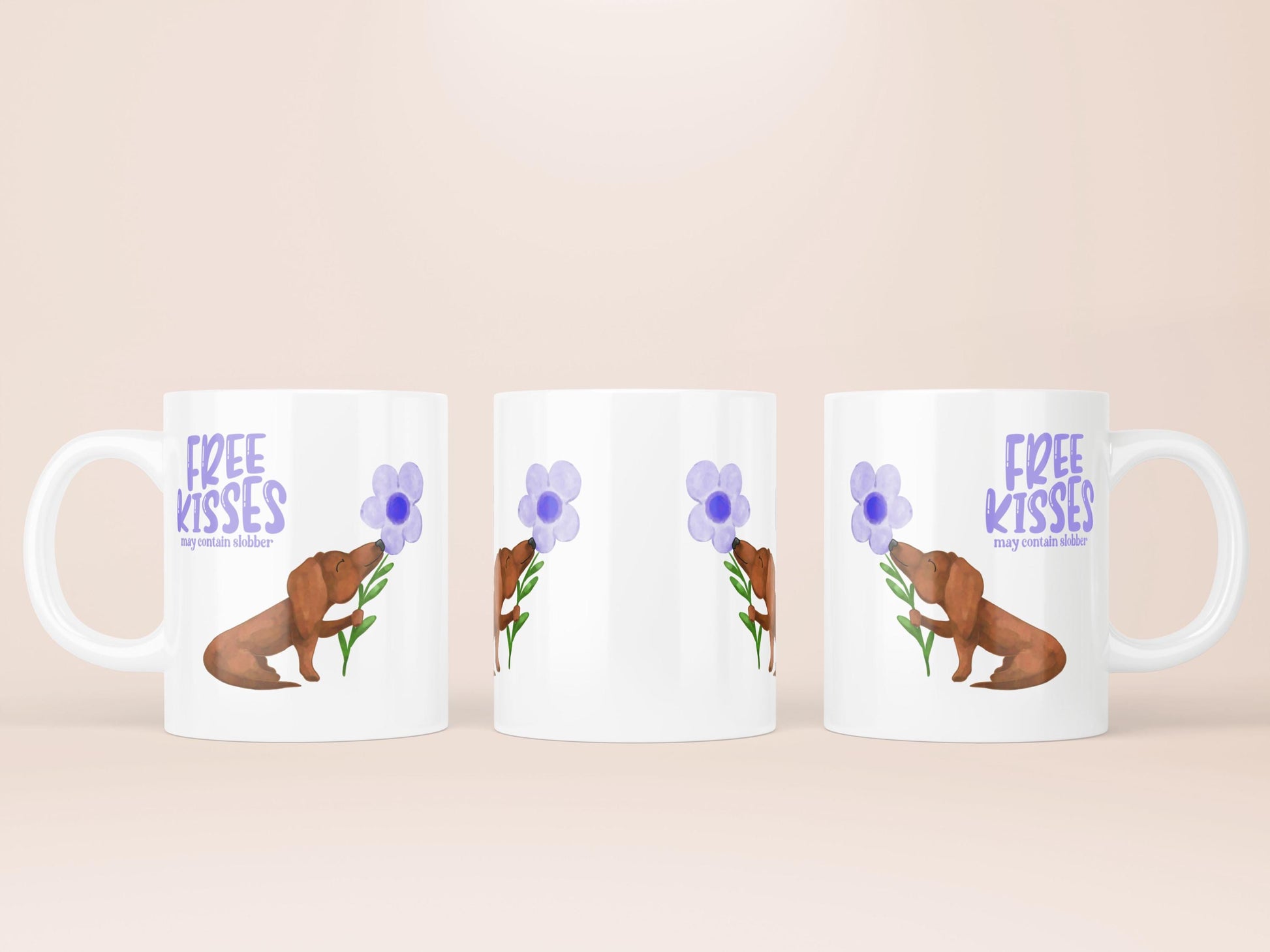 Mok met lila tekst “free kisses may contain slobber” met een bruine teckel op die een lila bloem vast heeft