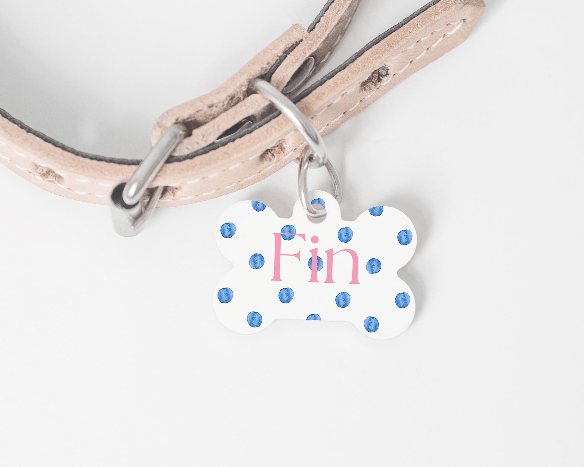 Gepersonaliseerde hondenpenning met blauwe stippen, MDF naamplaatje voor hond of kat