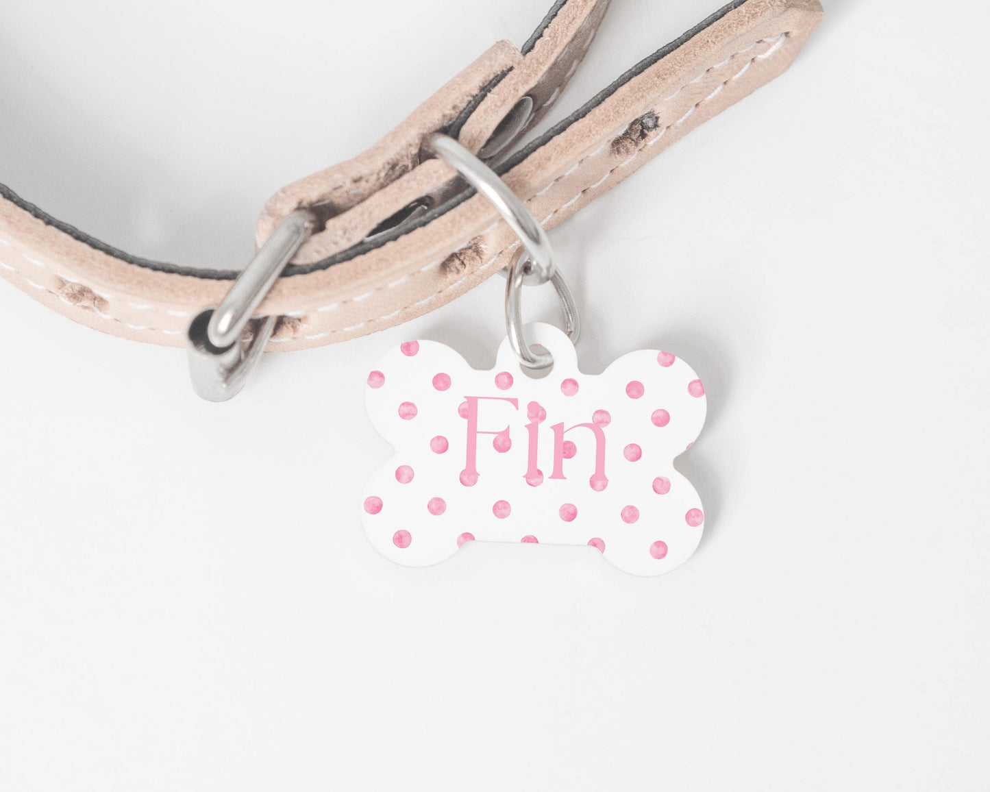 Gepersonaliseerde Hondenpenning - Roze Stippen | MDF Naamplaatje voor Hond of Kat