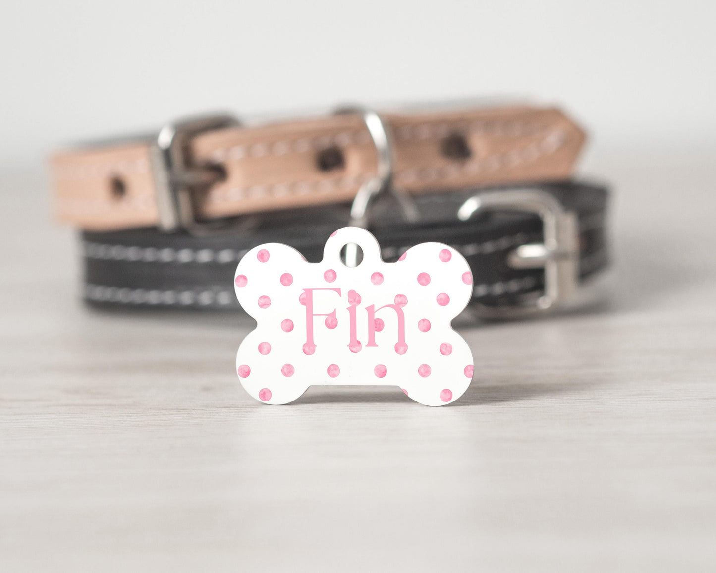 Gepersonaliseerde Hondenpenning - Roze Stippen | MDF Naamplaatje voor Hond of Kat