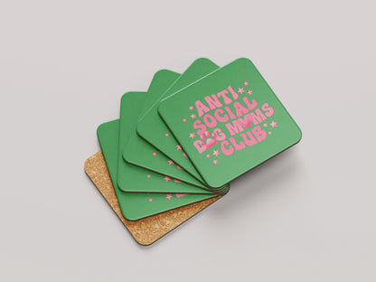 Anti Social Dog Moms Club Onderzetter - Grappig Cadeau voor Dog Moms - Roze Tekst op Groen
