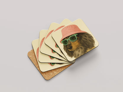 Merle Teckel Onderzetters Set - Langhaar Merle Teckel met Roze Hoedje - Cadeau Teckelliefhebber