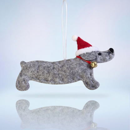 Grijze vilten teckel kerstornament met rode kerstmuts, 15 cm