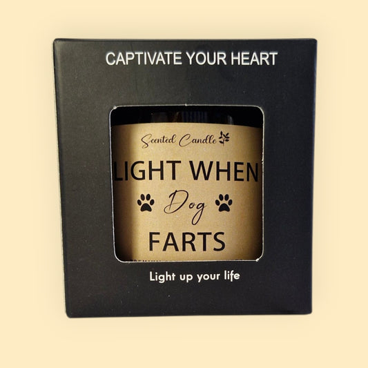 kaars met de tekst light when the dog farts, lavendelgeur, etiket beige met zwarte tekst