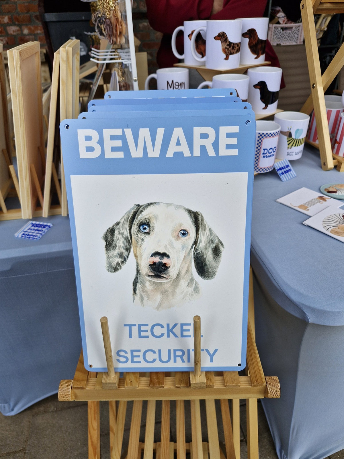 Waakbord witte dapple teckel met blauwe ogen - aluminium Beware Teckel Security bordje 20x30 cm