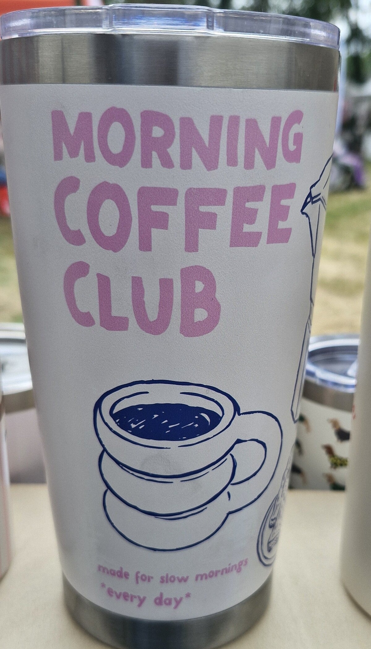 Witte thermobeker met blauwe lijntekening koffiekop en roze letters